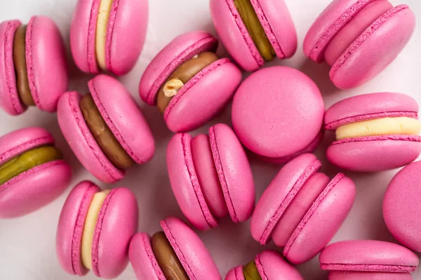 Macarons Detailní Záběr Bílém Dřevěném Pozadí Sladké Barevné Růžové Francouzské — Stock fotografie