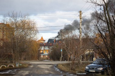 Rus havacılık kuvvetleri sivil nesneleri bombaladı. Harkiv 'de apartman dairesindeki yangın manzarası. Roket bombası saldırısı. Rusya 'nın Ukrayna İstilası. Rusya 'nın Ukrayna' ya karşı savaşı. 27.02.2022, Kharkiv, Ukrayna