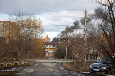 Rus havacılık kuvvetleri sivil nesneleri bombaladı. Harkiv 'de apartman dairesindeki yangın manzarası. Roket bombası saldırısı. Rusya 'nın Ukrayna İstilası. Rusya 'nın Ukrayna' ya karşı savaşı. 27.02.2022, Kharkiv, Ukrayna
