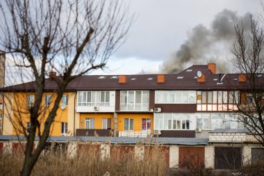 Rus havacılık kuvvetleri sivil nesneleri bombaladı. Harkiv 'de apartman dairesindeki yangın manzarası. Roket bombası saldırısı. Rusya 'nın Ukrayna İstilası. Rusya 'nın Ukrayna' ya karşı savaşı. 27.02.2022, Kharkiv, Ukrayna