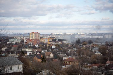 Rus havacılık kuvvetleri sivil nesneleri bombaladı. Harkiv 'de apartman dairesindeki yangın manzarası. Roket bombası saldırısı. Rusya 'nın Ukrayna İstilası. Rusya 'nın Ukrayna' ya karşı savaşı. 27.02.2022, Kharkiv, Ukrayna