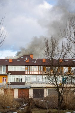 Rus havacılık kuvvetleri sivil nesneleri bombaladı. Harkiv 'de apartman dairesindeki yangın manzarası. Roket bombası saldırısı. Rusya 'nın Ukrayna İstilası. Rusya 'nın Ukrayna' ya karşı savaşı. 27.02.2022, Kharkiv, Ukrayna