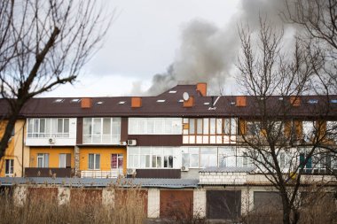 Rus havacılık kuvvetleri sivil nesneleri bombaladı. Harkiv 'de apartman dairesindeki yangın manzarası. Roket bombası saldırısı. Rusya 'nın Ukrayna İstilası. Rusya 'nın Ukrayna' ya karşı savaşı. 27.02.2022, Kharkiv, Ukrayna
