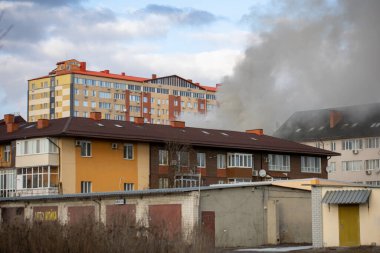 Rus havacılık kuvvetleri sivil nesneleri bombaladı. Harkiv 'de apartman dairesindeki yangın manzarası. Roket bombası saldırısı. Rusya 'nın Ukrayna İstilası. Rusya 'nın Ukrayna' ya karşı savaşı. 27.02.2022, Kharkiv, Ukrayna
