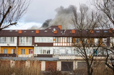 Rus havacılık kuvvetleri sivil nesneleri bombaladı. Harkiv 'de apartman dairesindeki yangın manzarası. Roket bombası saldırısı. Rusya 'nın Ukrayna İstilası. Rusya 'nın Ukrayna' ya karşı savaşı. 27.02.2022, Kharkiv, Ukrayna