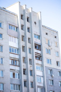 Rus havacılık kuvvetleri sivil nesneleri bombaladı. Kırık camlı bir apartman manzarası. Roket bombası saldırısı. Rusya 'nın Ukrayna' ya karşı savaşı. 19.03.2022, Kharkiv, Ukrayna