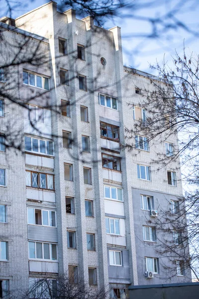 Rus havacılık kuvvetleri sivil nesneleri bombaladı. Kırık camlı bir apartman manzarası. Roket bombası saldırısı. Rusya 'nın Ukrayna' ya karşı savaşı. 19.03.2022, Kharkiv, Ukrayna