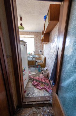 Kharkiv, Ukrayna: 20 Mart 2022: Kharkiv 'deki Rus işgalci ordusunun patlamaları ve bombardıman sonucunda evlerden birinde bir dairede hasar gören mutfak