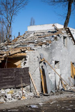Kırık camlı bir apartman manzarası. Rus ordusu sivil nesneleri bombaladı. Roket bombası saldırısı. Rusya 'nın Ukrayna' ya karşı savaşı. 21.03.2022, Kharkiv, Ukrayna