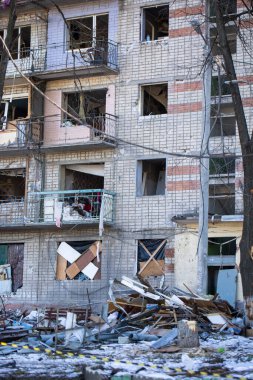 Kırık camlı bir apartman manzarası. Rus ordusu sivil nesneleri bombaladı. Roket bombası saldırısı. Rusya 'nın Ukrayna' ya karşı savaşı. 21.03.2022, Kharkiv, Ukrayna