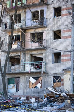 Kırık camlı bir apartman manzarası. Rus ordusu sivil nesneleri bombaladı. Roket bombası saldırısı. Rusya 'nın Ukrayna' ya karşı savaşı. 21.03.2022, Kharkiv, Ukrayna