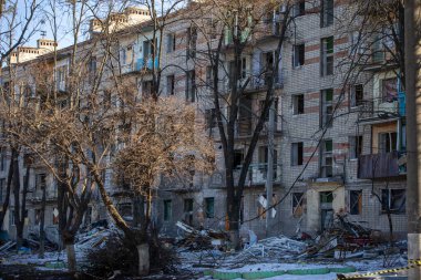 Kırık camlı bir apartman manzarası. Rus ordusu sivil nesneleri bombaladı. Roket bombası saldırısı. Rusya 'nın Ukrayna' ya karşı savaşı. 21.03.2022, Kharkiv, Ukrayna