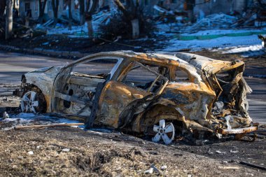 Rus işgali altındaki askerlerin Kharkiv 'deki bir caddede roket atarlı saldırısından sonra yanmış araba görüntüsü. Rus havacılık kuvvetleri sivil nesneleri bombaladı. Rusya 'nın Ukrayna' ya karşı savaşı. 21.03.2022, Kharkiv, Ukrayna
