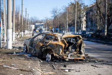 Rus işgali altındaki askerlerin Kharkiv 'deki bir caddede roket atarlı saldırısından sonra yanmış araba görüntüsü. Rus havacılık kuvvetleri sivil nesneleri bombaladı. Rusya 'nın Ukrayna' ya karşı savaşı. 21.03.2022, Kharkiv, Ukrayna