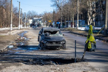 Rus işgali altındaki askerlerin Kharkiv 'deki bir caddede roket atarlı saldırısından sonra yanmış araba görüntüsü. Rus havacılık kuvvetleri sivil nesneleri bombaladı. Rusya 'nın Ukrayna' ya karşı savaşı. 21.03.2022, Kharkiv, Ukrayna
