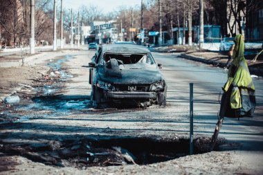 Rus işgali altındaki askerlerin Kharkiv 'deki bir caddede roket atarlı saldırısından sonra yanmış araba görüntüsü. Rus havacılık kuvvetleri sivil nesneleri bombaladı. Rusya 'nın Ukrayna' ya karşı savaşı. 21.03.2022, Kharkiv, Ukrayna