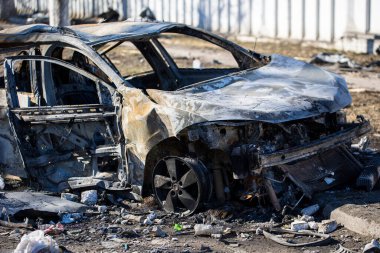 Rus işgali altındaki askerlerin Kharkiv 'deki bir caddede roket atarlı saldırısından sonra yanmış araba görüntüsü. Rus havacılık kuvvetleri sivil nesneleri bombaladı. Rusya 'nın Ukrayna' ya karşı savaşı. 21.03.2022, Kharkiv, Ukrayna