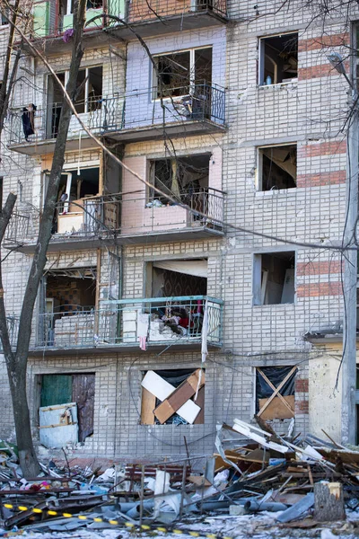 Kırık camlı bir apartman manzarası. Rus ordusu sivil nesneleri bombaladı. Roket bombası saldırısı. Rusya 'nın Ukrayna' ya karşı savaşı. 21.03.2022, Kharkiv, Ukrayna