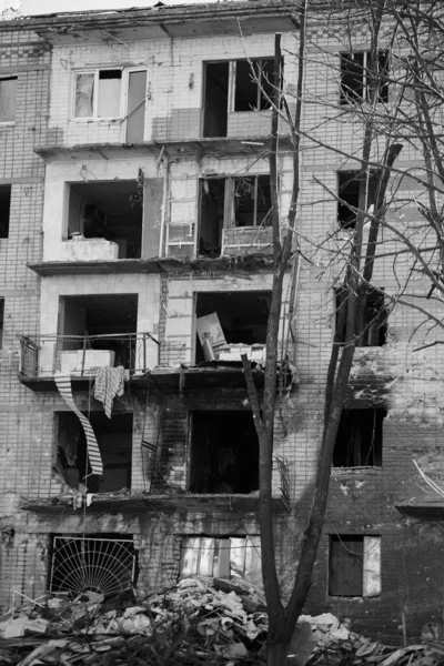 Kırık camlı bir apartman manzarası. Rus ordusu sivil nesneleri bombaladı. Roket bombası saldırısı. Rusya 'nın Ukrayna' ya karşı savaşı. 21.03.2022, Kharkiv, Ukrayna