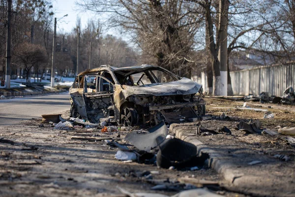 Rus işgali altındaki askerlerin Kharkiv 'deki bir caddede roket atarlı saldırısından sonra yanmış araba görüntüsü. Rus havacılık kuvvetleri sivil nesneleri bombaladı. Rusya 'nın Ukrayna' ya karşı savaşı. 21.03.2022, Kharkiv, Ukrayna