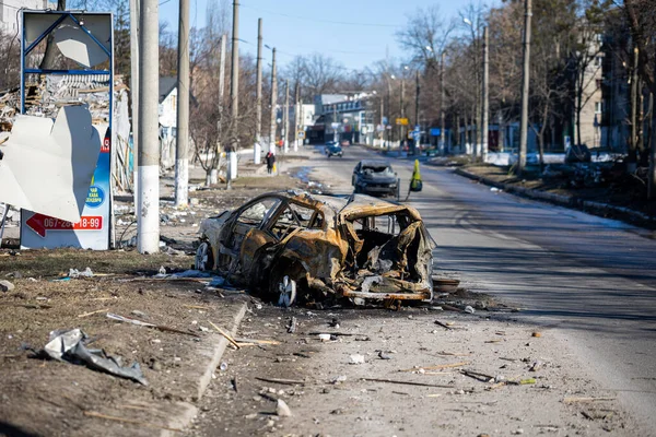 Rus işgali altındaki askerlerin Kharkiv 'deki bir caddede roket atarlı saldırısından sonra yanmış araba görüntüsü. Rus havacılık kuvvetleri sivil nesneleri bombaladı. Rusya 'nın Ukrayna' ya karşı savaşı. 21.03.2022, Kharkiv, Ukrayna
