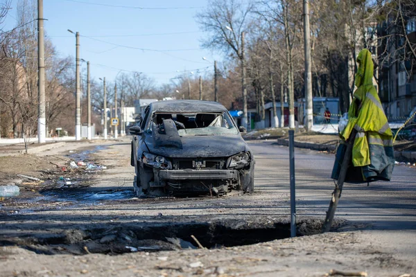 Rus işgali altındaki askerlerin Kharkiv 'deki bir caddede roket atarlı saldırısından sonra yanmış araba görüntüsü. Rus havacılık kuvvetleri sivil nesneleri bombaladı. Rusya 'nın Ukrayna' ya karşı savaşı. 21.03.2022, Kharkiv, Ukrayna