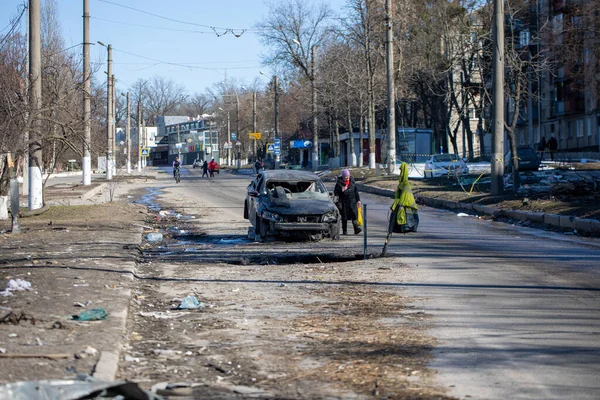 Rus işgali altındaki askerlerin Kharkiv 'deki bir caddede roket atarlı saldırısından sonra yanmış araba görüntüsü. Rus havacılık kuvvetleri sivil nesneleri bombaladı. Rusya 'nın Ukrayna' ya karşı savaşı. 21.03.2022, Kharkiv, Ukrayna