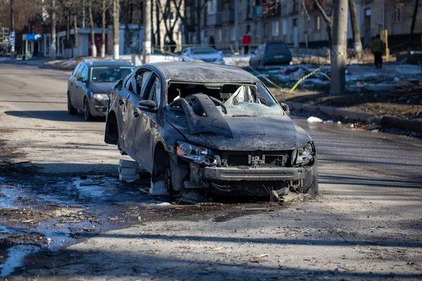 Rus işgali altındaki askerlerin Kharkiv 'deki bir caddede roket atarlı saldırısından sonra yanmış araba görüntüsü. Rus havacılık kuvvetleri sivil nesneleri bombaladı. Rusya 'nın Ukrayna' ya karşı savaşı. 21.03.2022, Kharkiv, Ukrayna