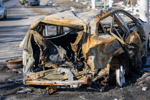 Rus işgali altındaki askerlerin Kharkiv 'deki bir caddede roket atarlı saldırısından sonra yanmış araba görüntüsü. Rus havacılık kuvvetleri sivil nesneleri bombaladı. Rusya 'nın Ukrayna' ya karşı savaşı. 21.03.2022, Kharkiv, Ukrayna