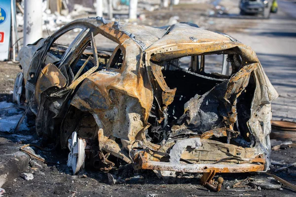 Rus işgali altındaki askerlerin Kharkiv 'deki bir caddede roket atarlı saldırısından sonra yanmış araba görüntüsü. Rus havacılık kuvvetleri sivil nesneleri bombaladı. Rusya 'nın Ukrayna' ya karşı savaşı. 21.03.2022, Kharkiv, Ukrayna