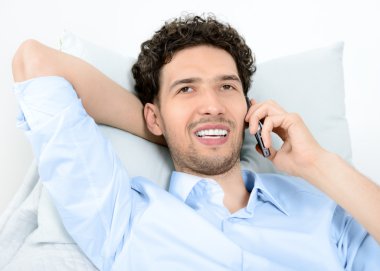 Cep telefonuyla konuşan adam.
