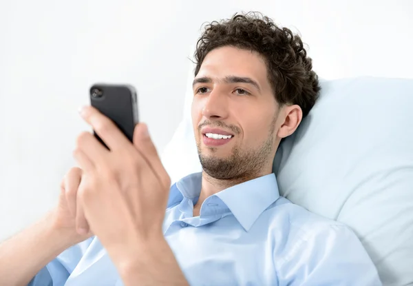 Homem usando um telefone inteligente móvel — Fotografia de Stock