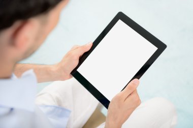 elinde boş bir tablet bilgisayar