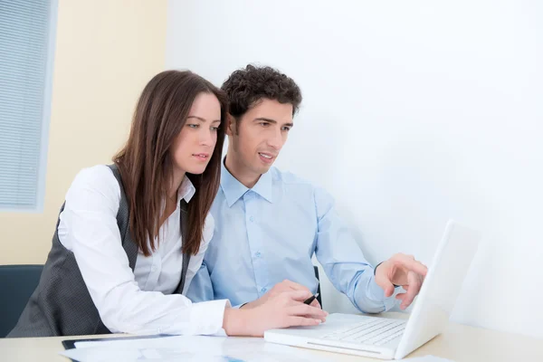 Empresarios están planeando y discutiendo el proyecto — Foto de Stock