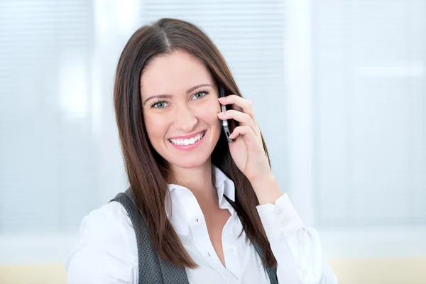 Sorrindo senhora de negócios com telefone celular — Fotografia de Stock