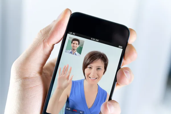 Casal desfrutando de uma chamada de vídeo de um smartphone — Fotografia de Stock