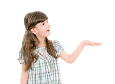 teklif veya el gösterilen sevimli küçük kız