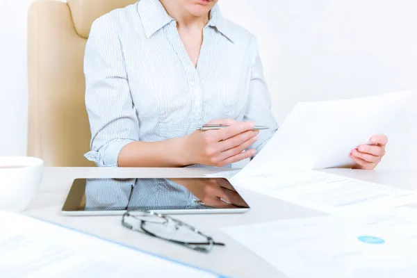 Geschäftsfrau arbeitet mit Dokumenten — Stockfoto