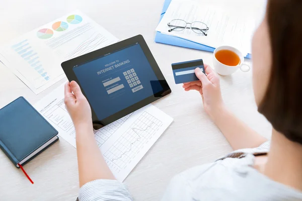 Businesswoman using a credit card for online internet banking — Stock Photo, Image