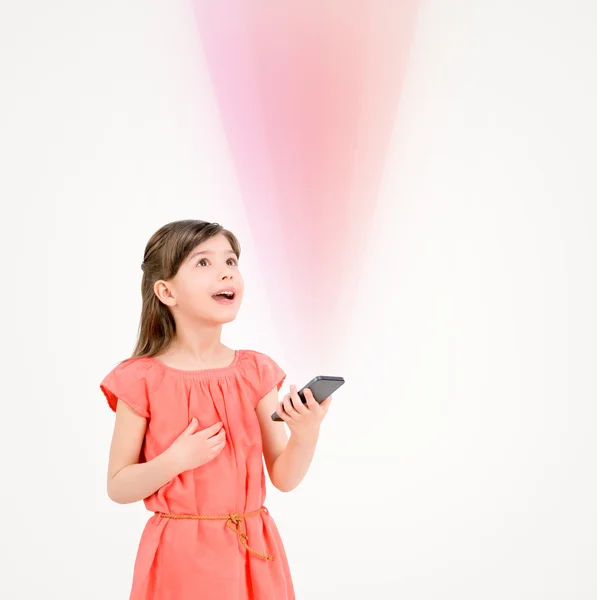 Criança inspirada com smartphone — Fotografia de Stock