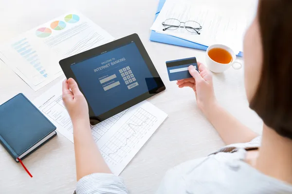 Επιχειρηματίας χρησιμοποιώντας μια πιστωτική κάρτα για online τραπεζικές συναλλαγές μέσω Ίντερνετ — Φωτογραφία Αρχείου