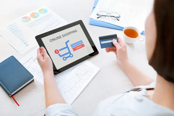 Online nakupování s digitálním tabletu — Stock fotografie
