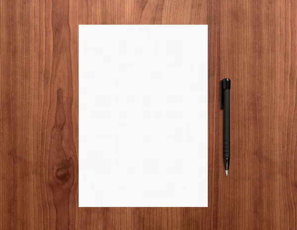 Blankt papir med penn på skrivebordet – stockfoto