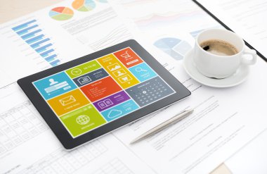 ofiice masa üzerinde modern dijital tablet