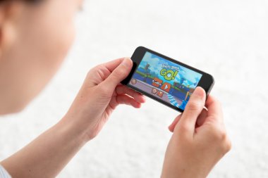 Kızgın kuşlar git mobil oyun oynuyor