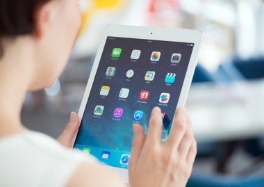 Apple ipad hava kadınla