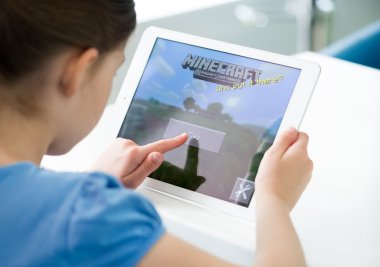 Minecraft Apple ipad hava oynayan küçük kız