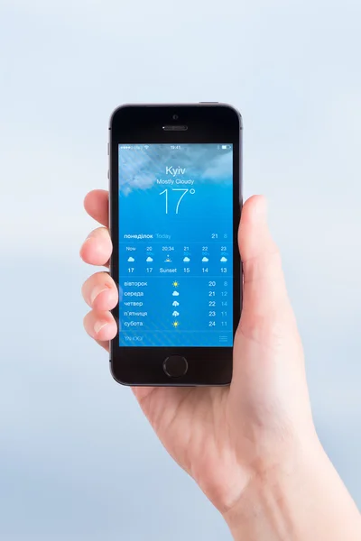 在苹果 iphone 5s 天气中的应用 — 图库照片