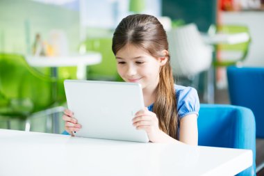 Apple ipad hava ile gülümseyen kız