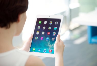 Apple ipad hava tutan kadın